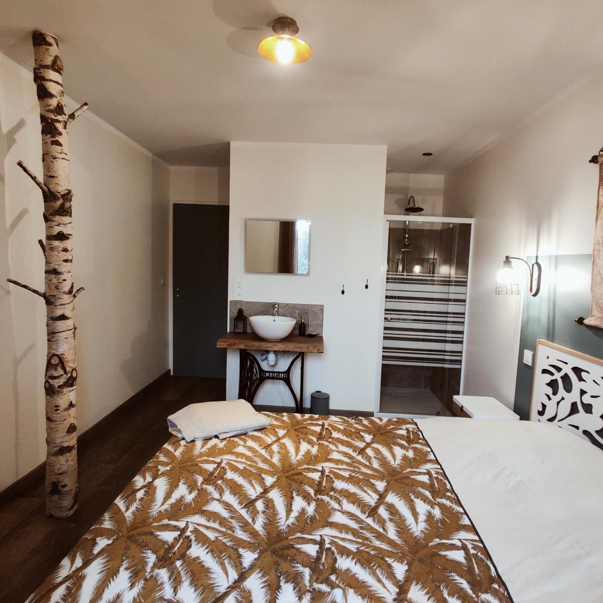 Au Coin Du Chemin Hotel Chambéry Szoba fotó